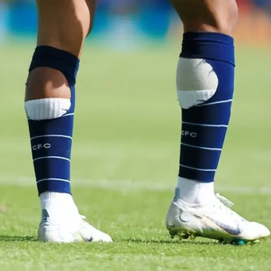 Matchday photo: footballer wearing socks with holes cut at the calf (case 25)