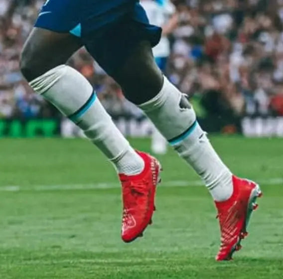 Matchday photo: footballer wearing socks with holes cut at the calf (case 16)