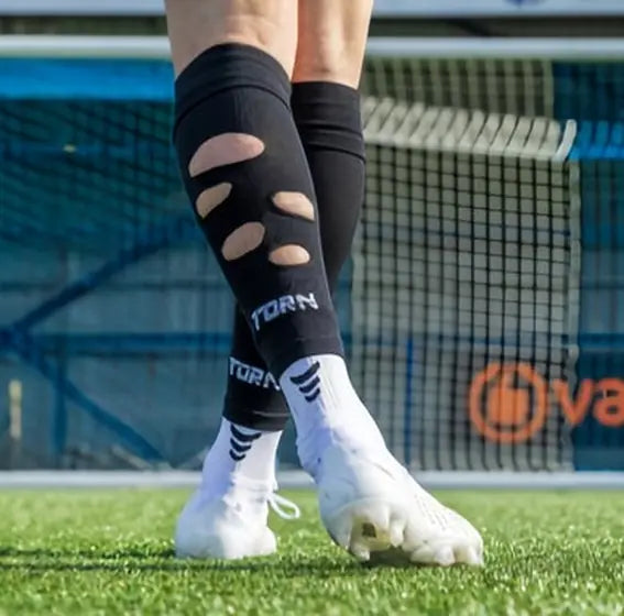 Matchday photo: footballer wearing socks with holes cut at the calf (case 17)