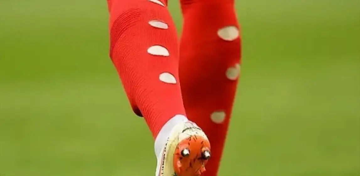 Matchday photo: footballer wearing socks with holes cut at the calf (case 18)